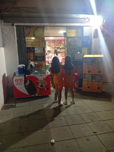 Fachada de la tienda de noche, abierta hasta medianoche
