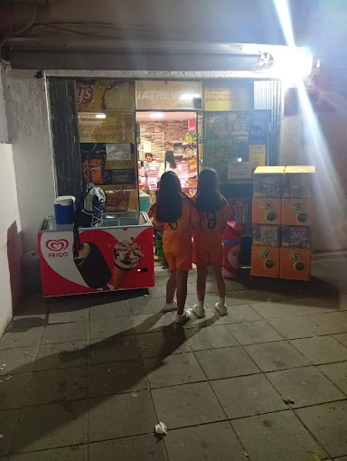 Fachada iluminada de La Tienda de Samira de noche