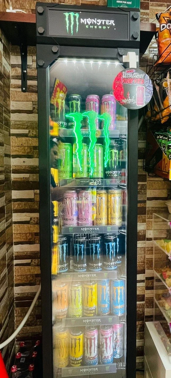 Nevera con bebidas frías Monster y energéticas