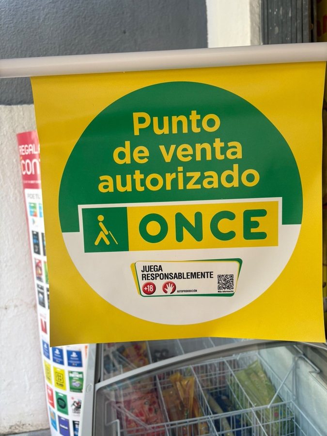 Cartel de Punto de venta autorizado ONCE en La Tienda de Samira, donde se vende el cupón de la ONCE en Jerez
