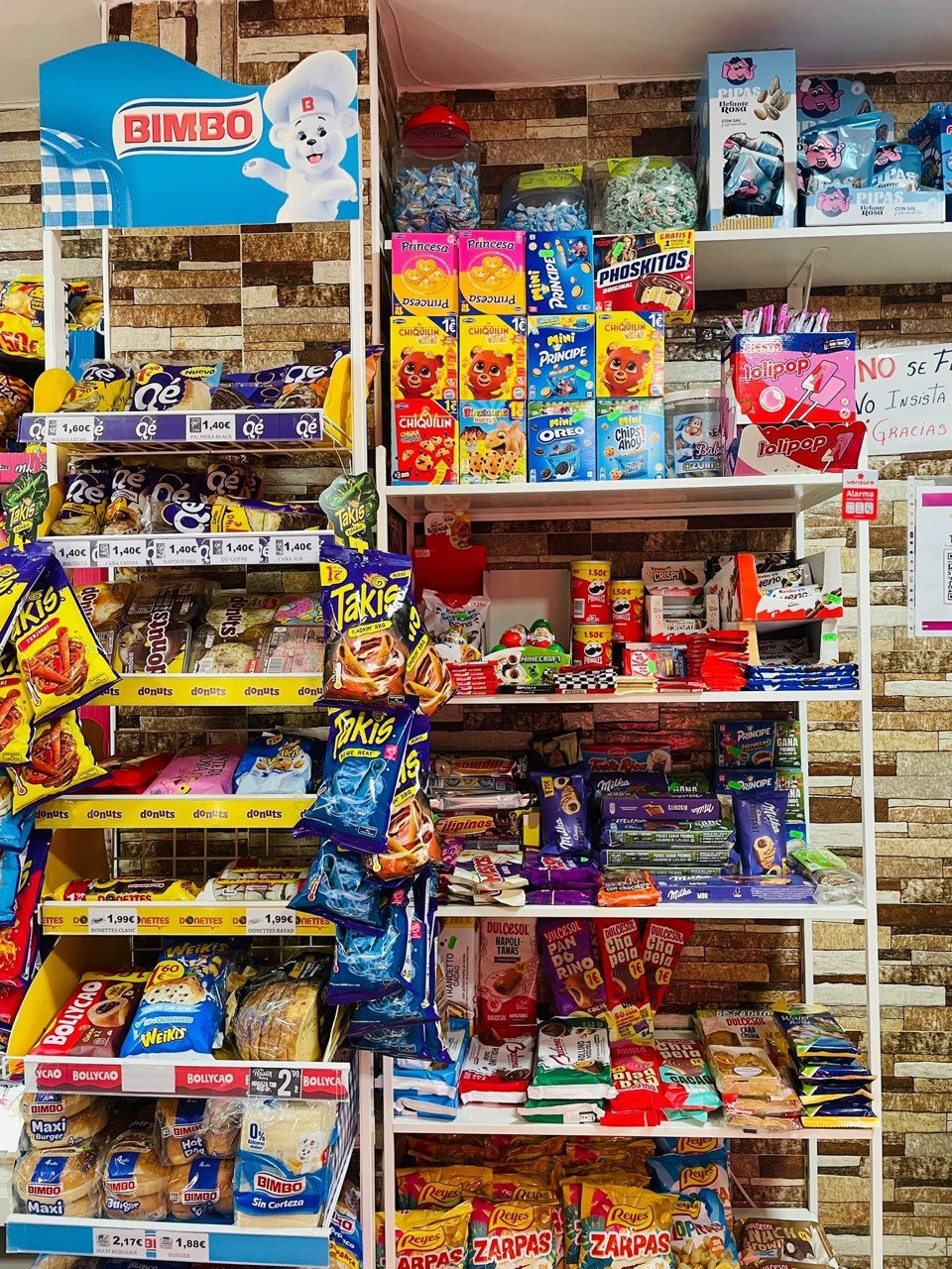 Estantería de chuches, chocolates y caramelos