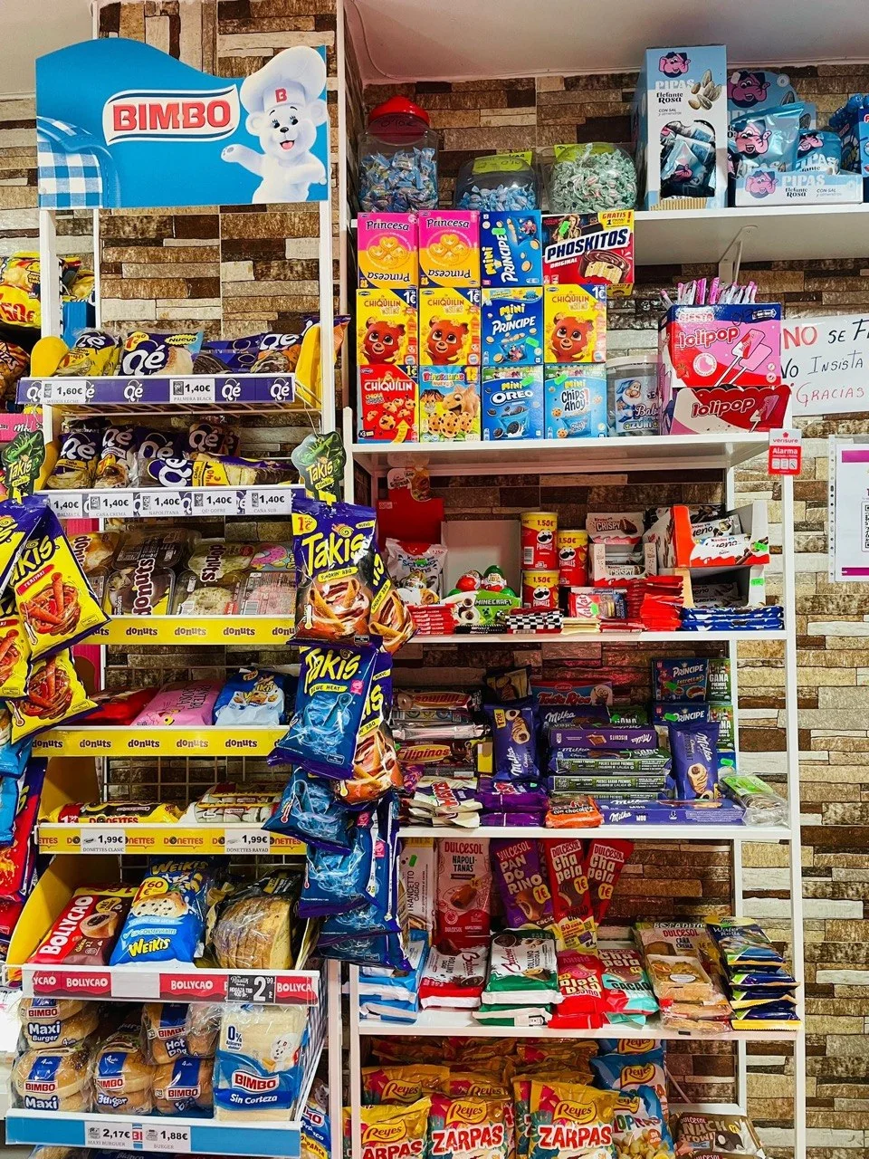 Estanterías con chuches en La Tienda de Samira